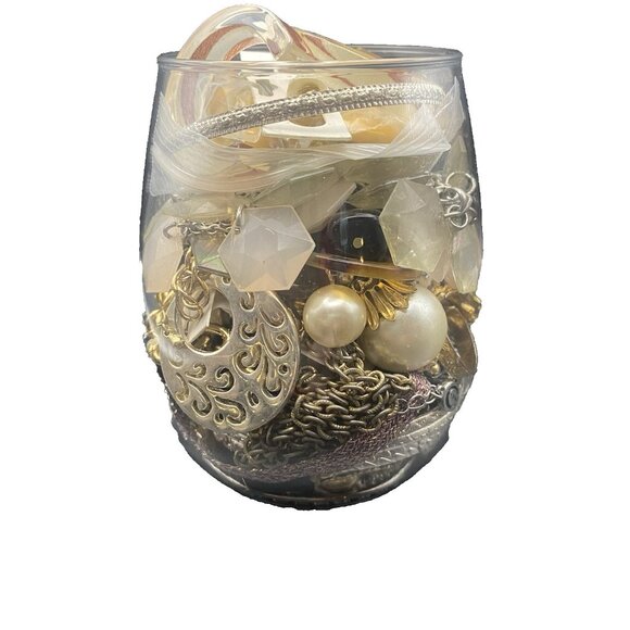 Vintage to Modern Wearable Costume Jewelry Mystery Lot 1.3 Lb Mixed Materials - Picture 6 of 9